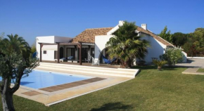 Villa Oasis Azul - beautiful villa with heated private pool short walk to all amenities